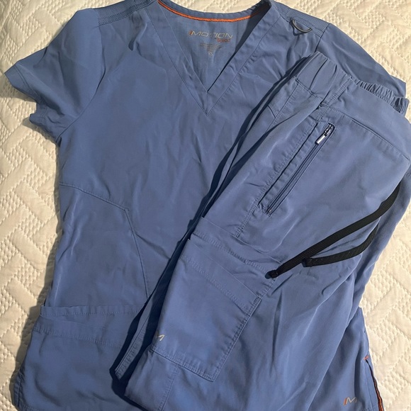 Barco Motion Size XS Top and Size Small Bottoms in Ciel Blue - Picture 3 of 3